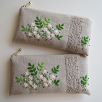 刺繍の横長ポーチ（新緑と白い花）
