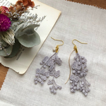 レース×ひねりチャームのゆらりピアス 