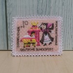 切手のような刺繍ブローチ