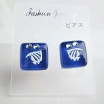 ネイビーブルー×フィッシュ×ラインストーンガラスタイルピアス〈医療用サージカルステンレス316L製ニッケルフリー〉  管理No.1087 