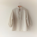 やわらかリネンの後ろリボンで結ぶスタンドカラーブラウス