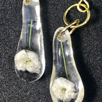 送料無料 一輪の花白かすみ草レジンピアス