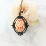 パンジーのカメオ★アンティークネックレス＜コーラルレッド×アンティークゴールド＞