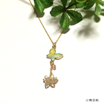 パステルカラーの蝶と花とスワロフスキーのネックレス