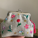 春の花刺繍がま口ポーチ♪