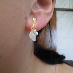 小ぶりのシーグラス （白）とパールのイヤリングorピアス