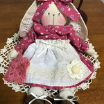耳垂れうさぎ（赤いお花のモチーフ付き）