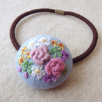 ピンクバラと小花の刺繍 くるみボタンヘアゴム