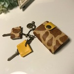 ストラップ付。。☆。本革・animalハラコ。☆人気のキリン柄・。。キーケース＆キーカバー・ベージュキリン＆イエロー。。スマイル☆。