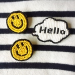 ビーズ刺繍のにこちゃんブローチ