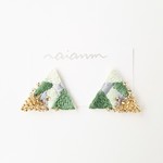 再販・爽やかグリーン・刺繍とビーズのさんかくピアス/イヤリング