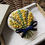 🍀再販🍀「ミモザのブーケ」刺繍と手編みのブローチ