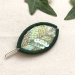 キラキラビーズと刺繍の葉っぱのヘアクリップ