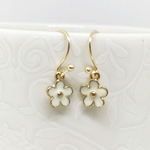 プチっと小さな春の花ピアス(ホワイト)
