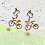 《再販５》レトロでキュート♪アンティーク自転車♡コットンパールを添えて。【イヤリングorピアス】