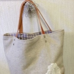 ヌメ革持ち手の麻ひも＋布のバッグ　レースのアップリケ