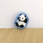 はしゃいでるコパンダブローチ（マーガレット）