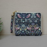 Ｌ字ファスナーサニタリーポーチ〖ストロベリーシーフ〗