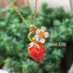 赤いイチゴと白いお花のネックレス