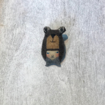 くまの被り物ブローチ