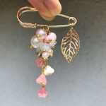 ミルキーピンクのベルフラワー 房 ブローチ
