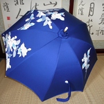 紺地に花模様の日傘（傘袋付き）