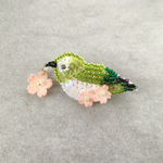 shiroron様専用【SALE】春よ来い♪ メジロと桜のビーズ刺繍ブローチ