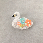 【SALE】お花畑の白鳥 ビーズ刺繍ブローチ