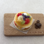 パンケーキとコーヒー豆のプレート