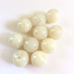 10個 16mm アクリルビーズ　クリーム