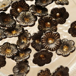 30個 13.5ｍｍ 花弁 アンティークビーズ　黒