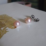 桜ピンクのぷっくりパールピアス(アレルギー対策商品)