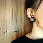 ボーダー柄の刺繍ボタンピアス