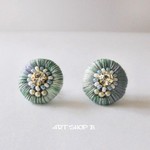 ちいさなアート*上質硝子ビジューのビーズ刺繍ピアス～紫陽花アイスグリーンミックス～