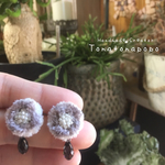 ふわふわお花の刺繍ピアス ブラックスワロフスキー