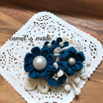 つまみ細工の花咲くブローチ ブルー