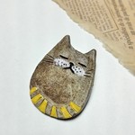 しましましっぽ猫の陶土ブローチ