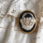 antique basket ブローチ（木枠）