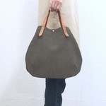 [新サイズ]牛スエードと極厚オイルヌメの丸型トートバッグ S-size【グレー】
