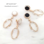 アンティークボタン×ツイストオーバルリングのピアス/イヤリング