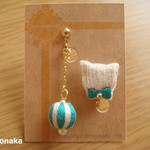 にゃんこと手鞠の刺繍イヤリング(白猫と緑手鞠)