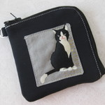 猫さん（ぷにぷに　立体的アップリケ）　ハーフウォレット　L字ファスナー　コンパクト財布　