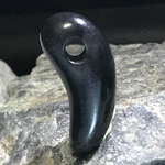 糸魚川黒翡翠牙形勾玉