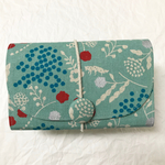 銀の花 赤い花 青い実 柄♡お薬手帳も入る19ポケットハニカムカードケース