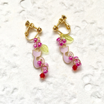 《♡18000記念500円均一SALE》花畑でかくれんぼ♡パステルパープルの猫【イヤリング or ピアス】