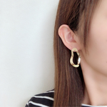 大ぶり 変形リングのシンプルピアス シンプルイヤリング
