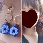 青いお花のガラスピアス