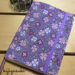 文庫サイズ  ムラサキ花柄の ブックカバー