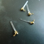 20個（10ペア）樹脂丸玉カン付きスタッズピアスゴールド・金属アレルギー対応