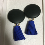  おおぶり レザーボタンとタッセル 2way イヤリング